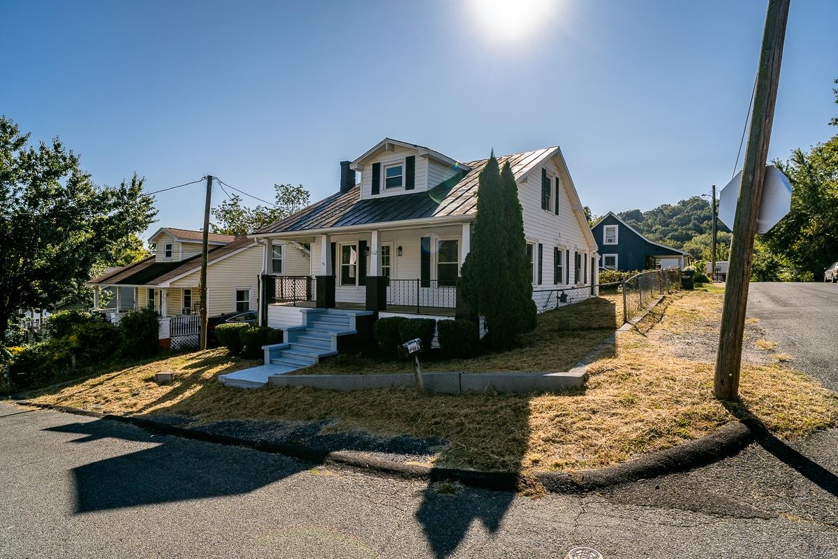 1112 BUTLER ST, STAUNTON, Virginia 24401, 4 Bedrooms Bedrooms, ,1 BathroomBathrooms,Residential,1112 BUTLER ST,668978 MLS # 668978