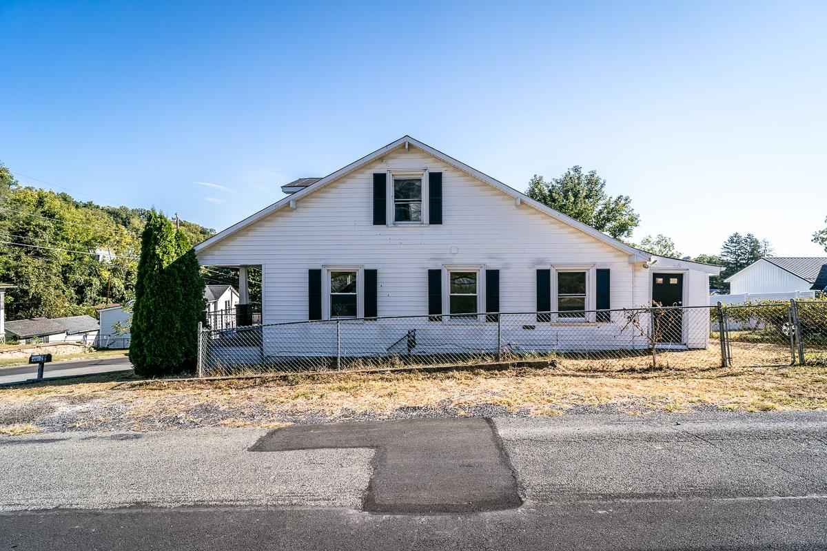 1112 BUTLER ST, STAUNTON, Virginia 24401, 4 Bedrooms Bedrooms, ,1 BathroomBathrooms,Residential,1112 BUTLER ST,668978 MLS # 668978