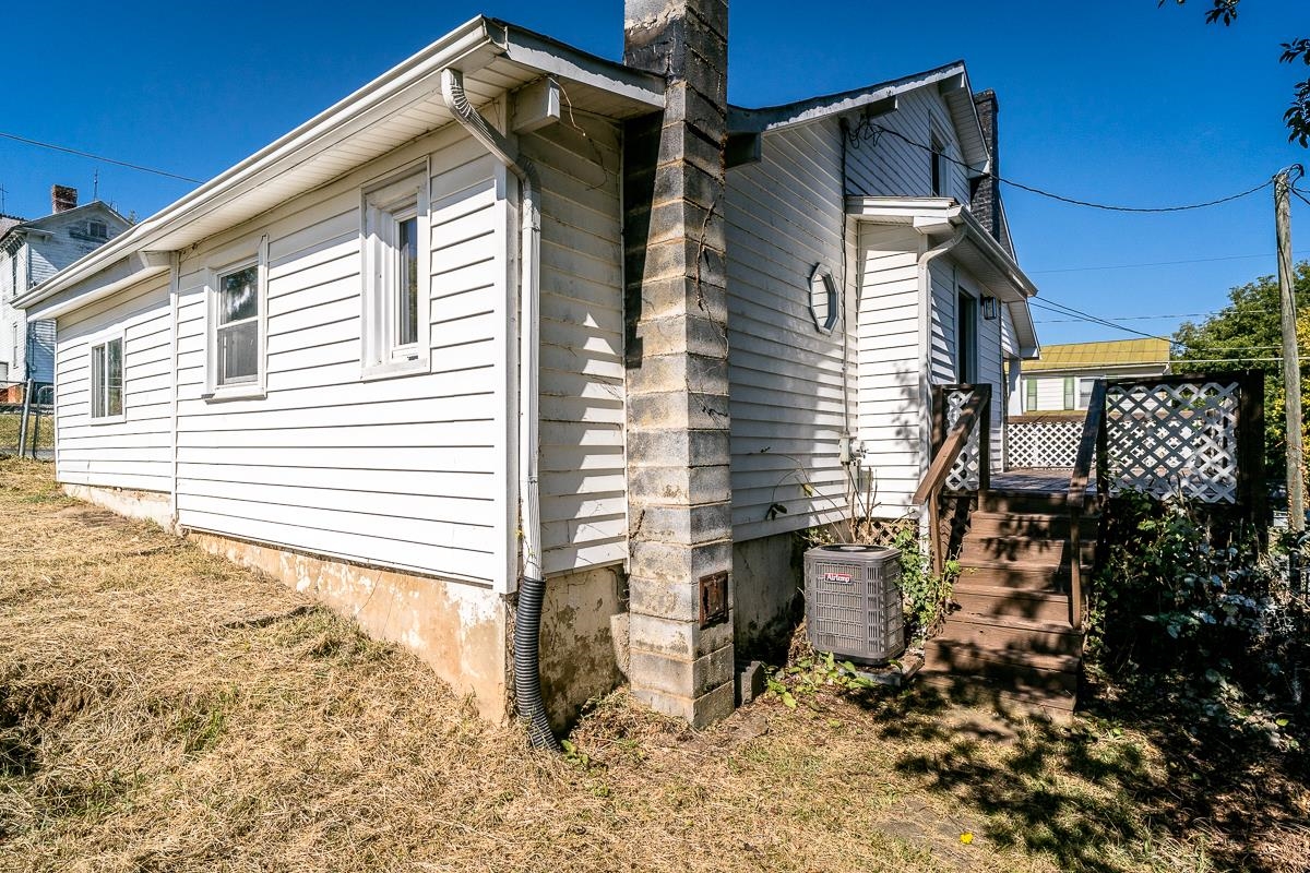 1112 BUTLER ST, STAUNTON, Virginia 24401, 4 Bedrooms Bedrooms, ,1 BathroomBathrooms,Residential,1112 BUTLER ST,668978 MLS # 668978