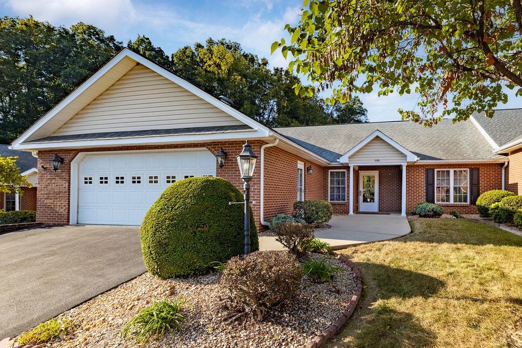 206 RED OAK DR, STAUNTON, Virginia 24401, 3 Bedrooms Bedrooms, ,2 BathroomsBathrooms,Residential,206 RED OAK DR,668983 MLS # 668983
