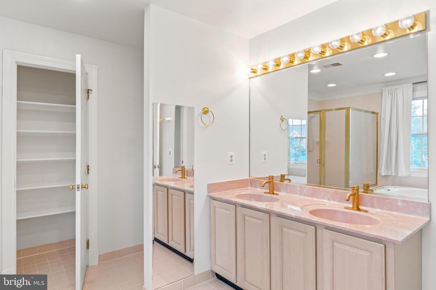 6207 WOODLAND LAKE DR, ALEXANDRIA, Virginia 22310, 6 Bedrooms Bedrooms, 19 Rooms Rooms,4 BathroomsBathrooms,Residential,For sale,6207 WOODLAND LAKE DR,VAFX2261824 MLS # VAFX2261824