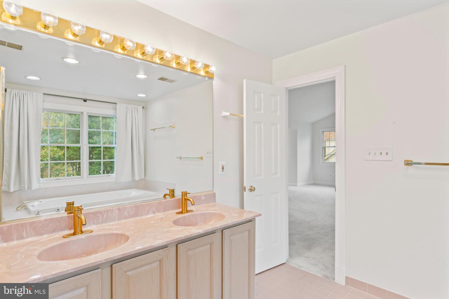 6207 WOODLAND LAKE DR, ALEXANDRIA, Virginia 22310, 6 Bedrooms Bedrooms, 19 Rooms Rooms,4 BathroomsBathrooms,Residential,For sale,6207 WOODLAND LAKE DR,VAFX2261824 MLS # VAFX2261824