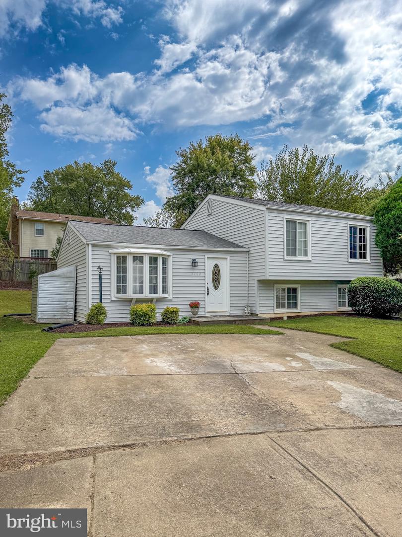 5703 OAK STAKE CT, BURKE, Virginia 22015, 3 Bedrooms Bedrooms, 5 Rooms Rooms,2 BathroomsBathrooms,Residential,For sale,5703 OAK STAKE CT,VAFX2264580 MLS # VAFX2264580