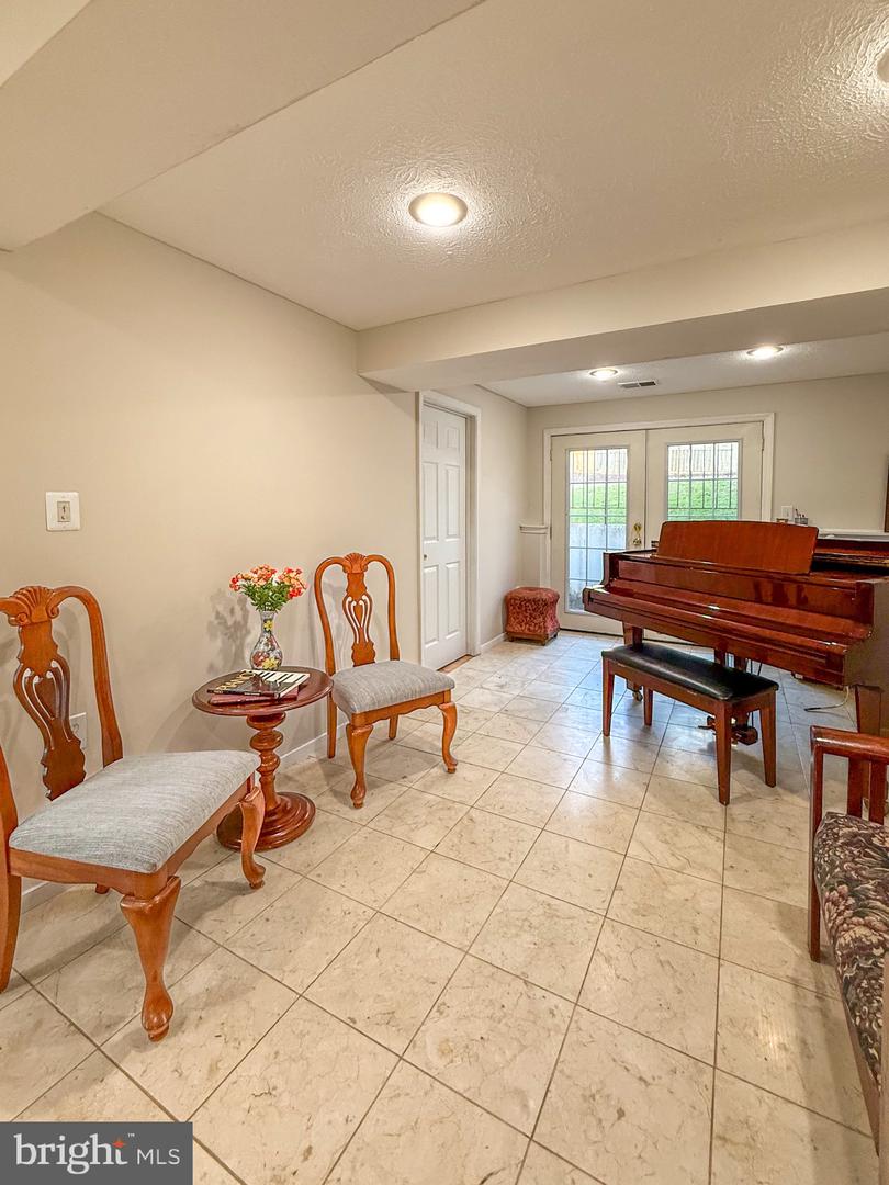 5703 OAK STAKE CT, BURKE, Virginia 22015, 3 Bedrooms Bedrooms, 5 Rooms Rooms,2 BathroomsBathrooms,Residential,For sale,5703 OAK STAKE CT,VAFX2264580 MLS # VAFX2264580