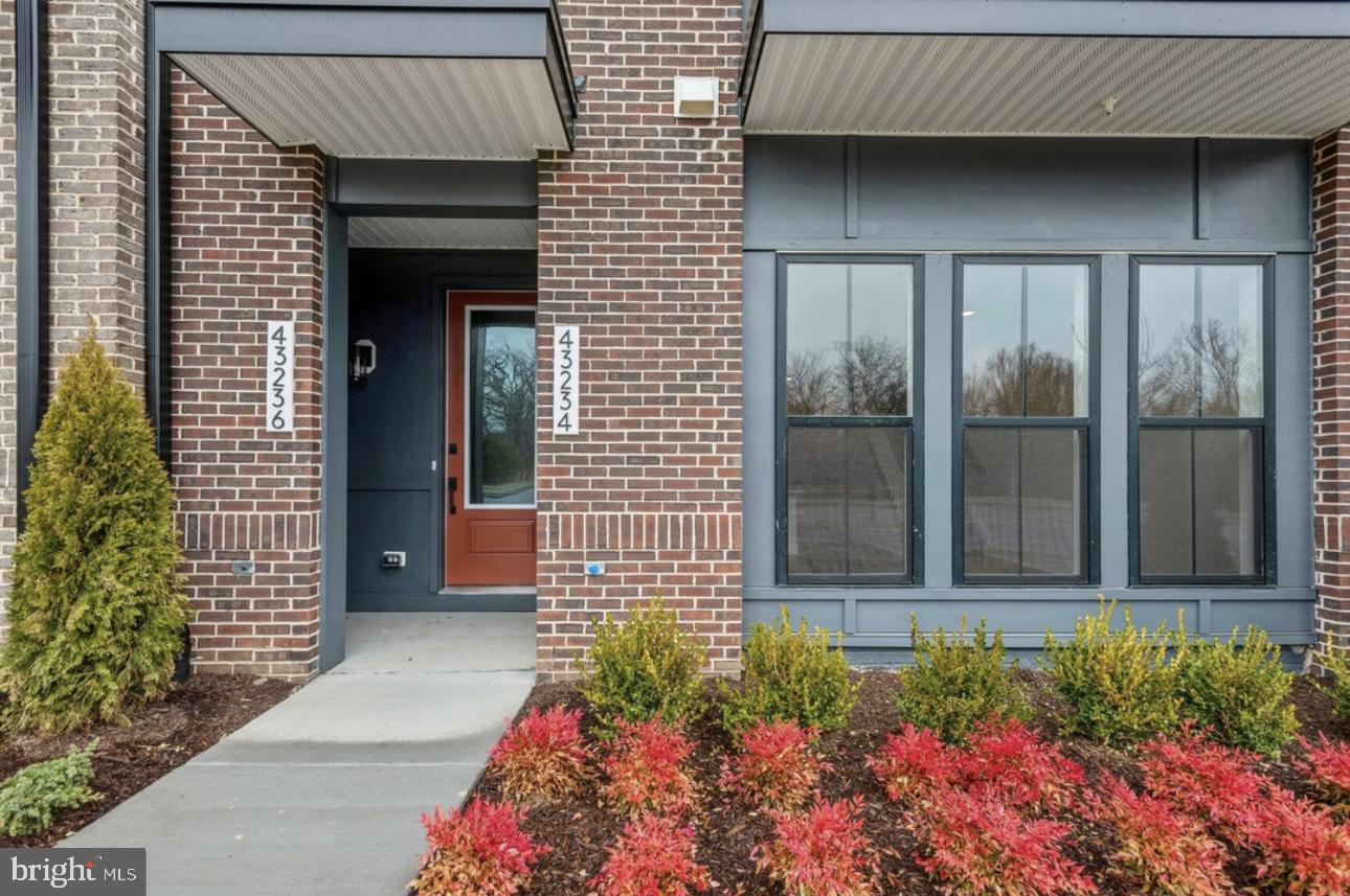 43234 FARRINGDON SQ, ASHBURN, Virginia 20148, 3 Bedrooms Bedrooms, ,3 BathroomsBathrooms,Residential,For sale,43234 FARRINGDON SQ,VALO2105986 MLS # VALO2105986