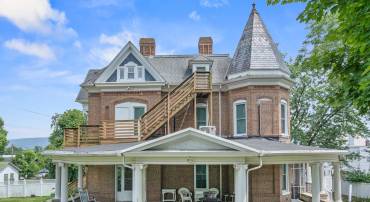 118 N MUHLENBERG ST, WOODSTOCK, Virginia 22664, 12 Bedrooms Bedrooms, ,4 BathroomsBathrooms,Residential,118 N MUHLENBERG ST,669011 MLS # 669011