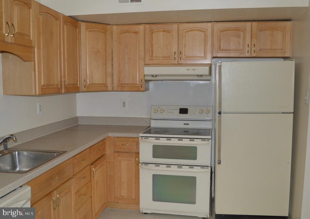 9715 KINGS CROWN CT #202, FAIRFAX, Virginia 22031, 2 Bedrooms Bedrooms, ,2 BathroomsBathrooms,Residential,For sale,9715 KINGS CROWN CT #202,VAFX2267114 MLS # VAFX2267114 9715 KINGS CROWN CT #202, FAIRFAX, Virginia 22031, 2 Bedrooms Bedrooms, ,2 BathroomsBathrooms,Residential,For sale,9715 KINGS CROWN CT #202,VAFX2267114 MLS # VAFX2267114