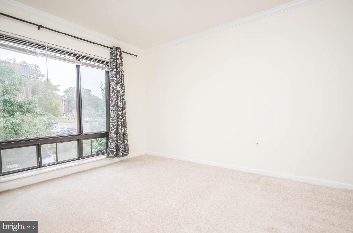 122 ROBERTS LN #400, ALEXANDRIA, Virginia 22314, 2 Bedrooms Bedrooms, ,2 BathroomsBathrooms,Residential,For sale,122 ROBERTS LN #400,VAAX2049634 MLS # VAAX2049634