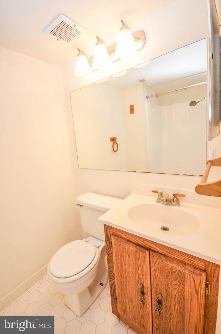 122 ROBERTS LN #400, ALEXANDRIA, Virginia 22314, 2 Bedrooms Bedrooms, ,2 BathroomsBathrooms,Residential,For sale,122 ROBERTS LN #400,VAAX2049634 MLS # VAAX2049634