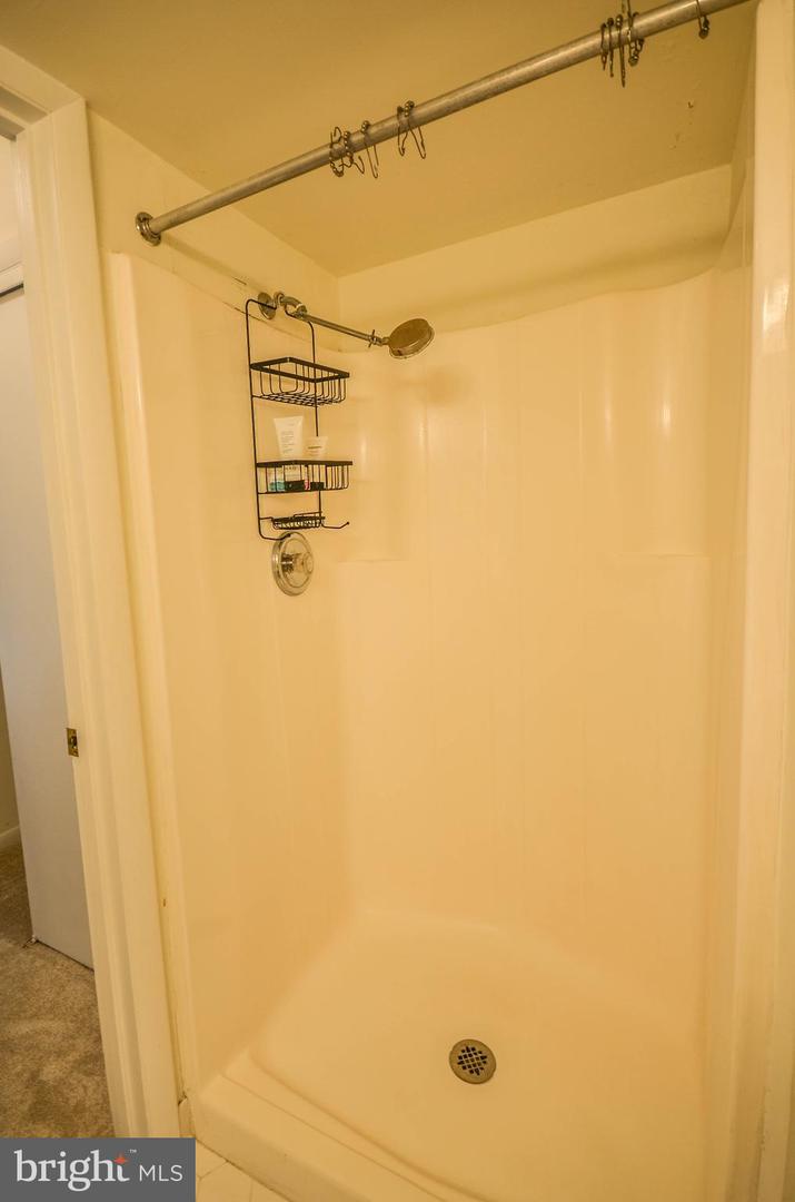 122 ROBERTS LN #400, ALEXANDRIA, Virginia 22314, 2 Bedrooms Bedrooms, ,2 BathroomsBathrooms,Residential,For sale,122 ROBERTS LN #400,VAAX2049634 MLS # VAAX2049634