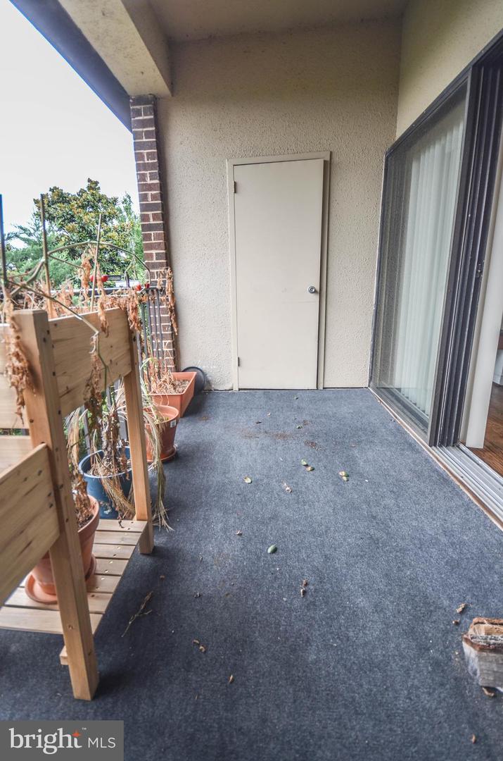 122 ROBERTS LN #400, ALEXANDRIA, Virginia 22314, 2 Bedrooms Bedrooms, ,2 BathroomsBathrooms,Residential,For sale,122 ROBERTS LN #400,VAAX2049634 MLS # VAAX2049634