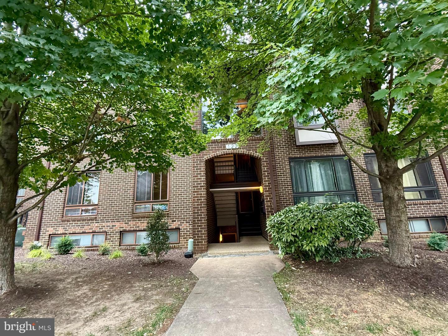 122 ROBERTS LN #400, ALEXANDRIA, Virginia 22314, 2 Bedrooms Bedrooms, ,2 BathroomsBathrooms,Residential,For sale,122 ROBERTS LN #400,VAAX2049634 MLS # VAAX2049634