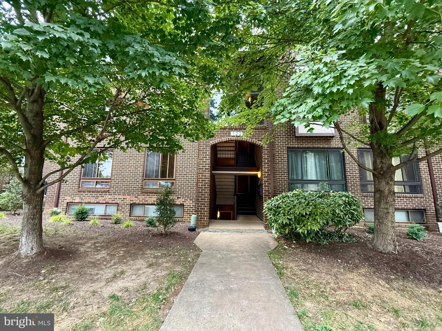 122 ROBERTS LN #400, ALEXANDRIA, Virginia 22314, 2 Bedrooms Bedrooms, ,2 BathroomsBathrooms,Residential,For sale,122 ROBERTS LN #400,VAAX2049634 MLS # VAAX2049634