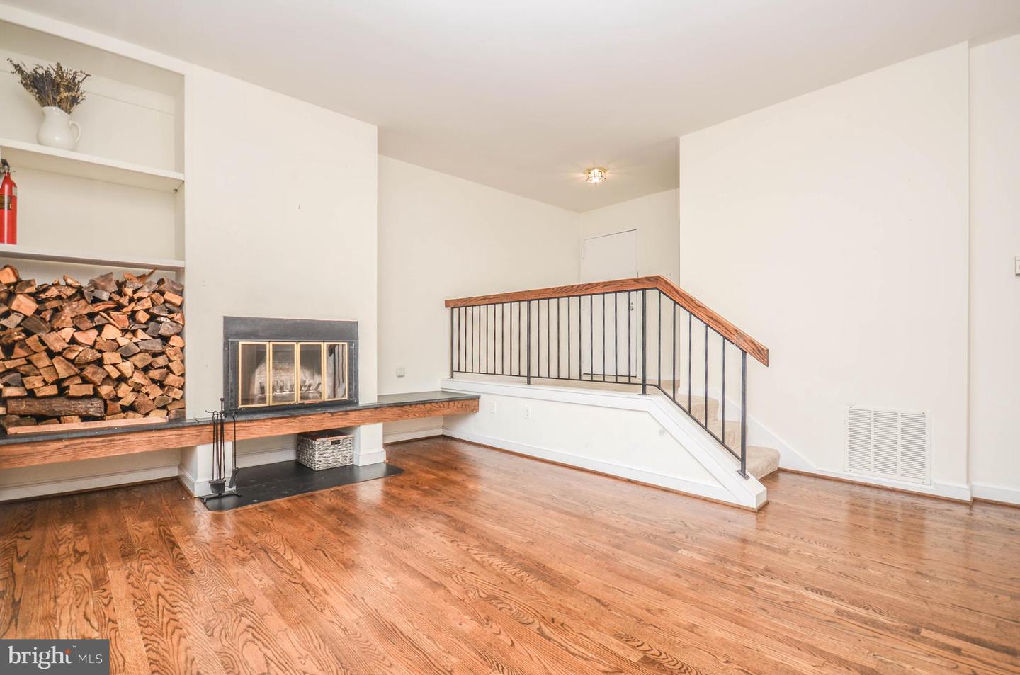 122 ROBERTS LN #400, ALEXANDRIA, Virginia 22314, 2 Bedrooms Bedrooms, ,2 BathroomsBathrooms,Residential,For sale,122 ROBERTS LN #400,VAAX2049634 MLS # VAAX2049634
