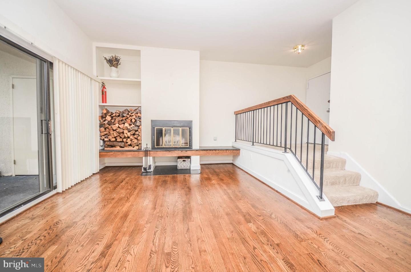 122 ROBERTS LN #400, ALEXANDRIA, Virginia 22314, 2 Bedrooms Bedrooms, ,2 BathroomsBathrooms,Residential,For sale,122 ROBERTS LN #400,VAAX2049634 MLS # VAAX2049634