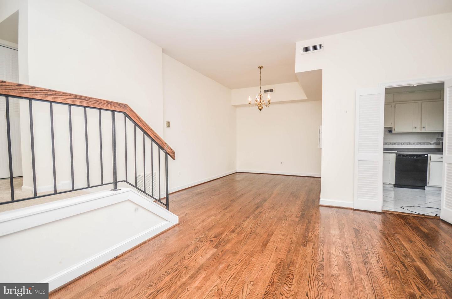 122 ROBERTS LN #400, ALEXANDRIA, Virginia 22314, 2 Bedrooms Bedrooms, ,2 BathroomsBathrooms,Residential,For sale,122 ROBERTS LN #400,VAAX2049634 MLS # VAAX2049634