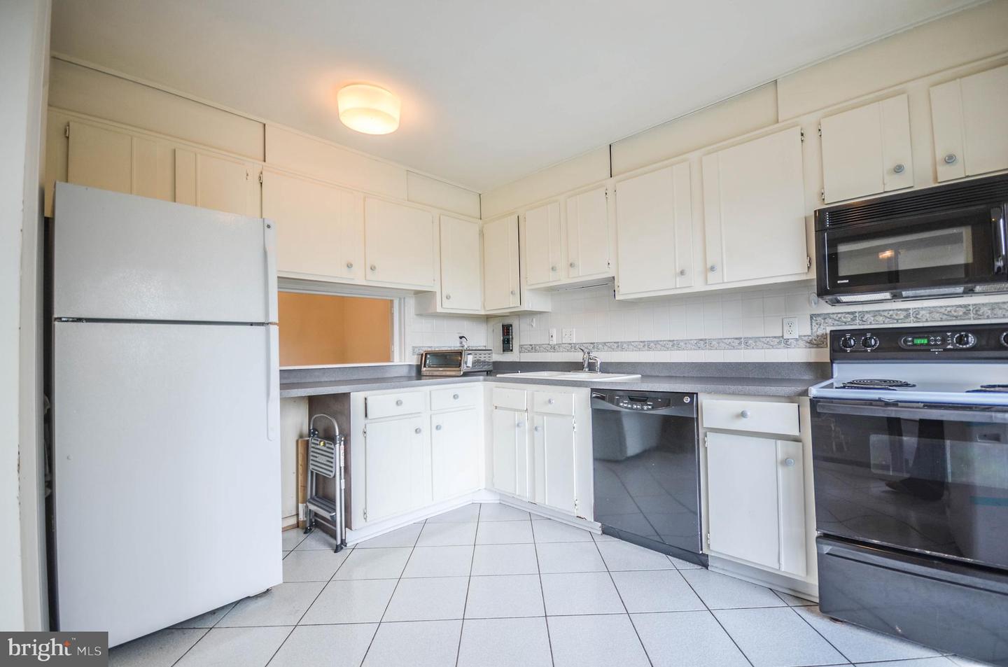 122 ROBERTS LN #400, ALEXANDRIA, Virginia 22314, 2 Bedrooms Bedrooms, ,2 BathroomsBathrooms,Residential,For sale,122 ROBERTS LN #400,VAAX2049634 MLS # VAAX2049634