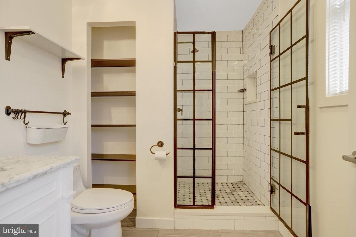181 E REED AVE #204, ALEXANDRIA, Virginia 22305, 2 Bedrooms Bedrooms, 4 Rooms Rooms,2 BathroomsBathrooms,Residential,For sale,181 E REED AVE #204,VAAX2049640 MLS # VAAX2049640