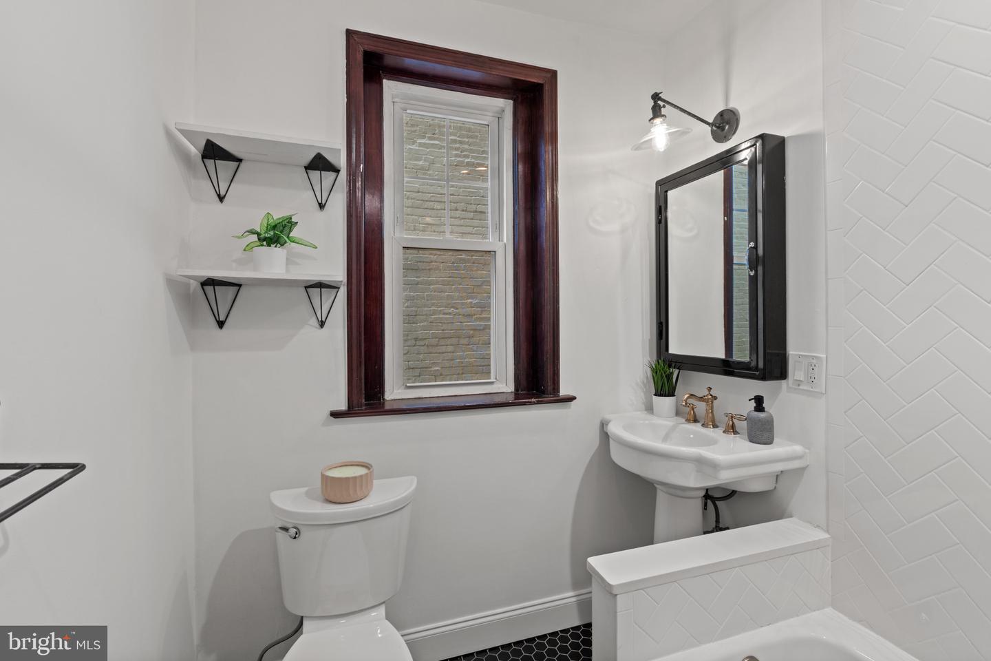1332 15TH ST NW #2, WASHINGTON, District Of Columbia 20005, 2 Bedrooms Bedrooms, ,1 BathroomBathrooms,Residential,For sale,1332 15TH ST NW #2,DCDC2215152 MLS # DCDC2215152