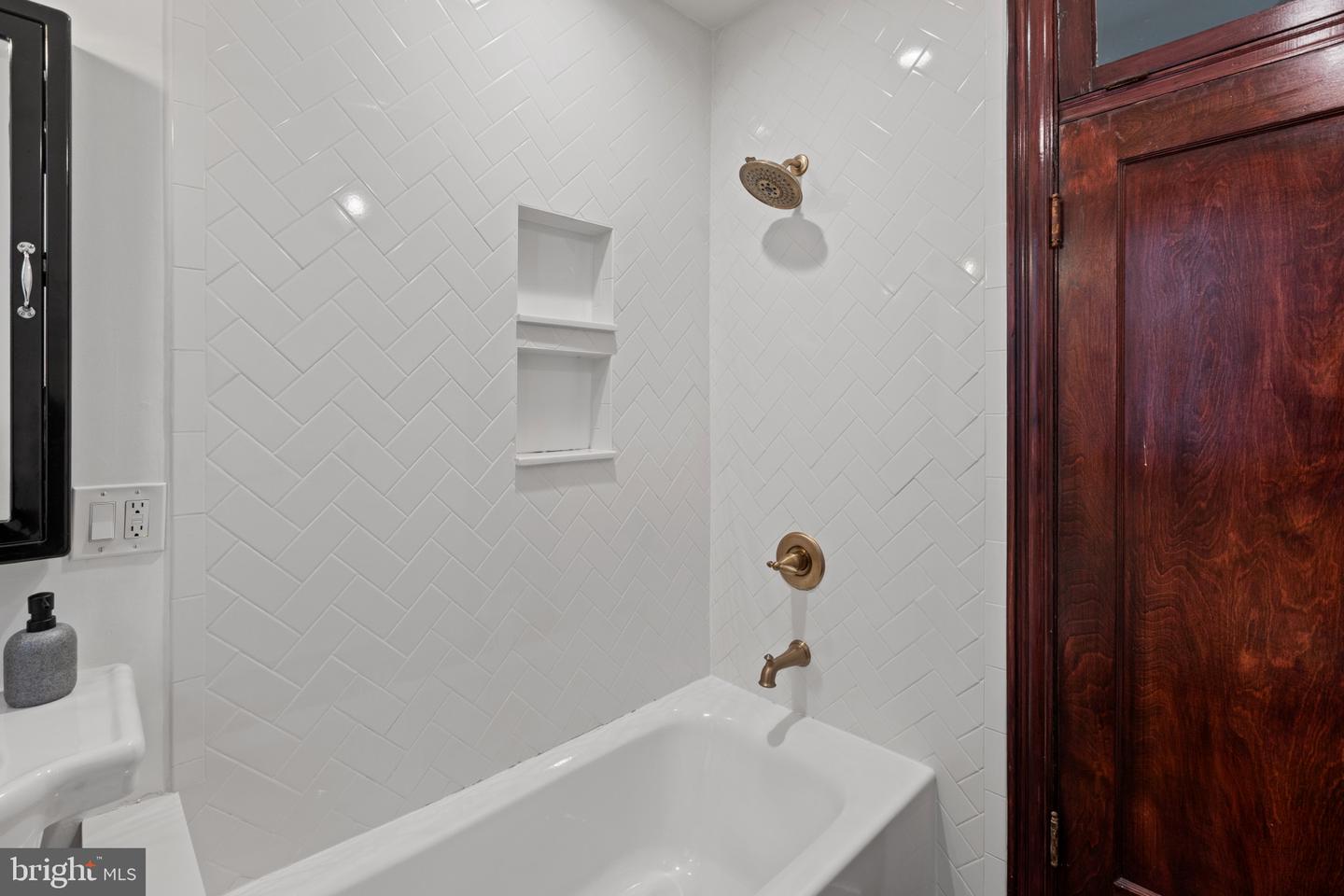 1332 15TH ST NW #2, WASHINGTON, District Of Columbia 20005, 2 Bedrooms Bedrooms, ,1 BathroomBathrooms,Residential,For sale,1332 15TH ST NW #2,DCDC2215152 MLS # DCDC2215152