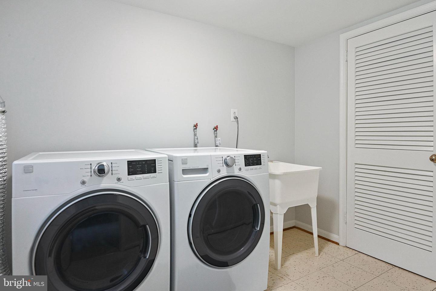 10200 TAMARACK DR, VIENNA, Virginia 22182, 5 Bedrooms Bedrooms, 16 Rooms Rooms,2 BathroomsBathrooms,Residential,For sale,10200 TAMARACK DR,VAFX2265032 MLS # VAFX2265032