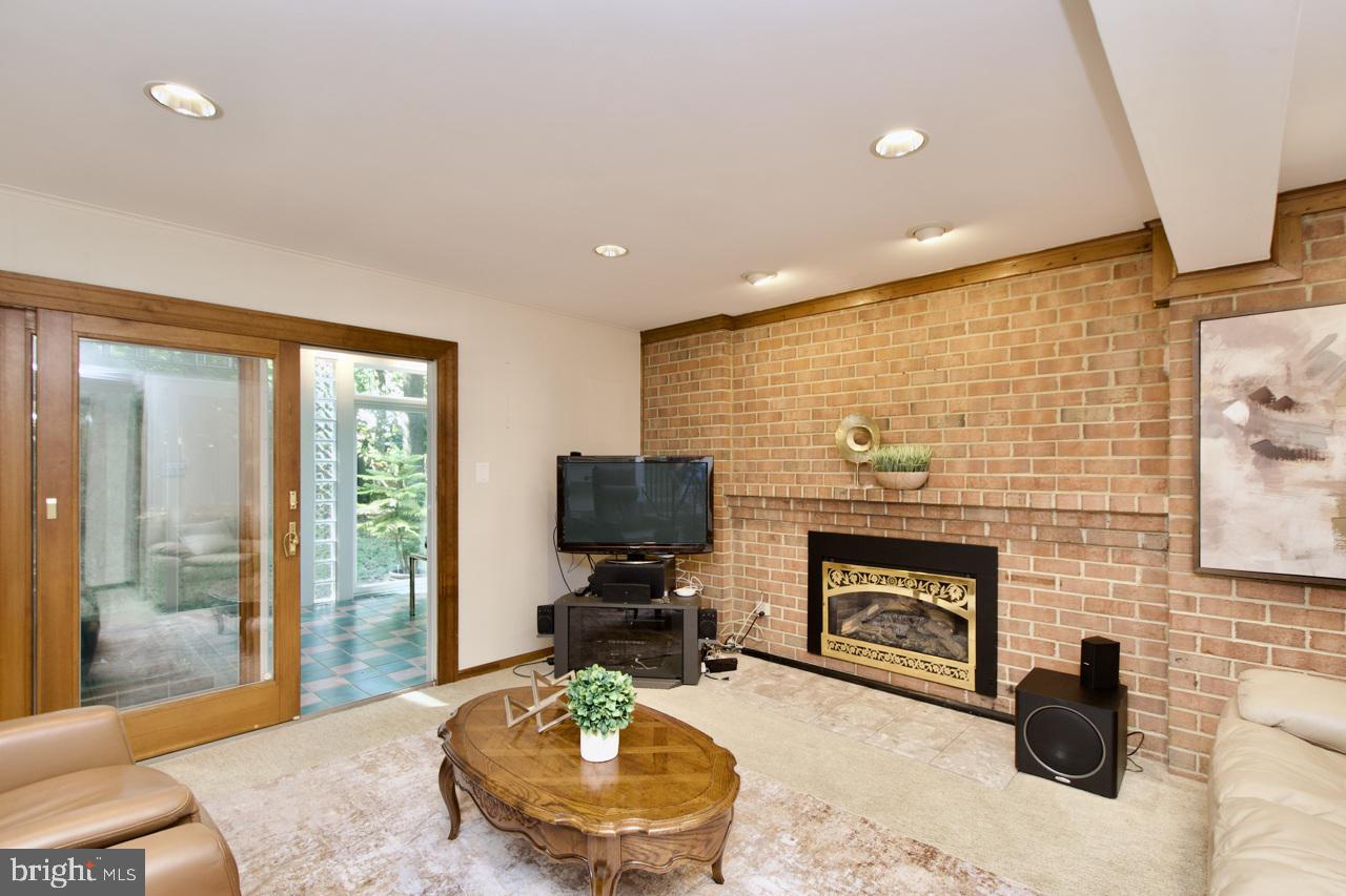 FALLS CHURCH, Virginia 22042, 4 Bedrooms Bedrooms, ,2 BathroomsBathrooms,Residential,For sale,VAFX2249018 MLS # VAFX2249018