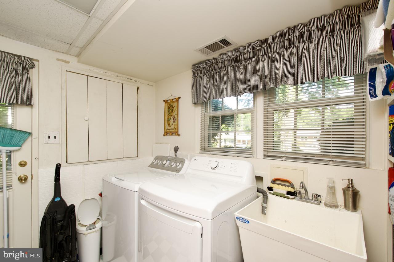 FALLS CHURCH, Virginia 22042, 4 Bedrooms Bedrooms, ,2 BathroomsBathrooms,Residential,For sale,VAFX2249018 MLS # VAFX2249018