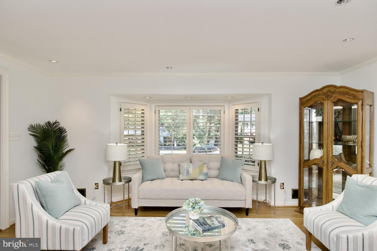 FALLS CHURCH, Virginia 22042, 4 Bedrooms Bedrooms, ,2 BathroomsBathrooms,Residential,For sale,VAFX2249018 MLS # VAFX2249018
