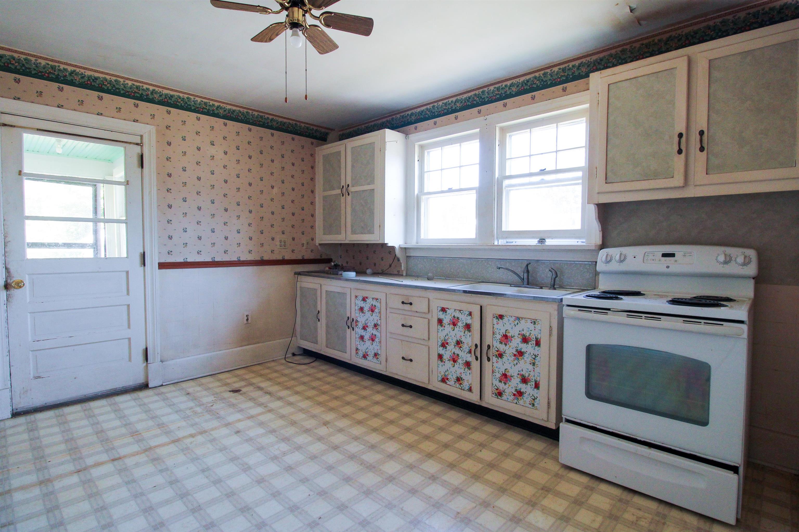 489 LEE JACKSON HWY, STAUNTON, Virginia 24401, 3 Bedrooms Bedrooms, ,1 BathroomBathrooms,Residential,489 LEE JACKSON HWY,669033 MLS # 669033