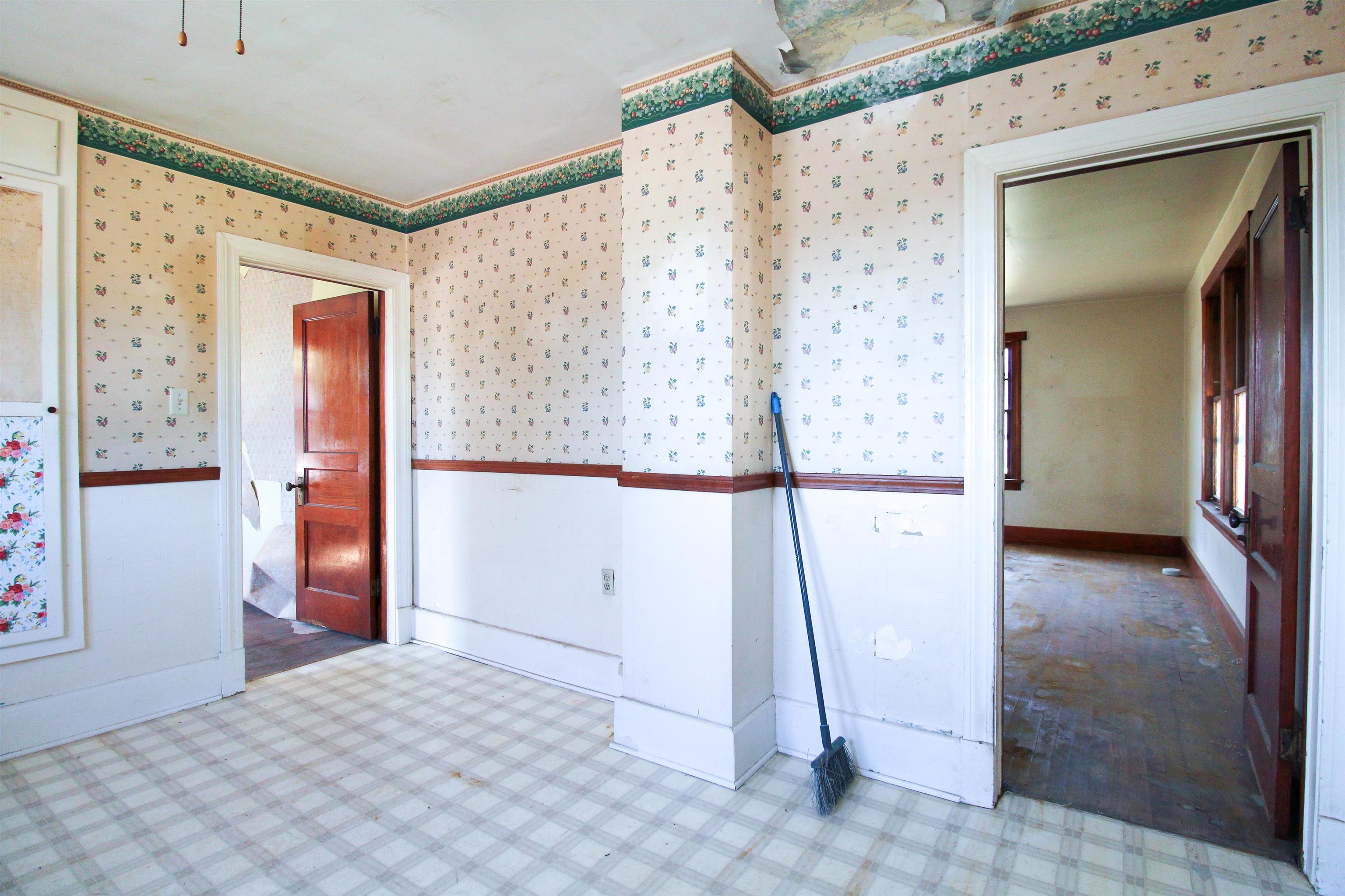 489 LEE JACKSON HWY, STAUNTON, Virginia 24401, 3 Bedrooms Bedrooms, ,1 BathroomBathrooms,Residential,489 LEE JACKSON HWY,669033 MLS # 669033