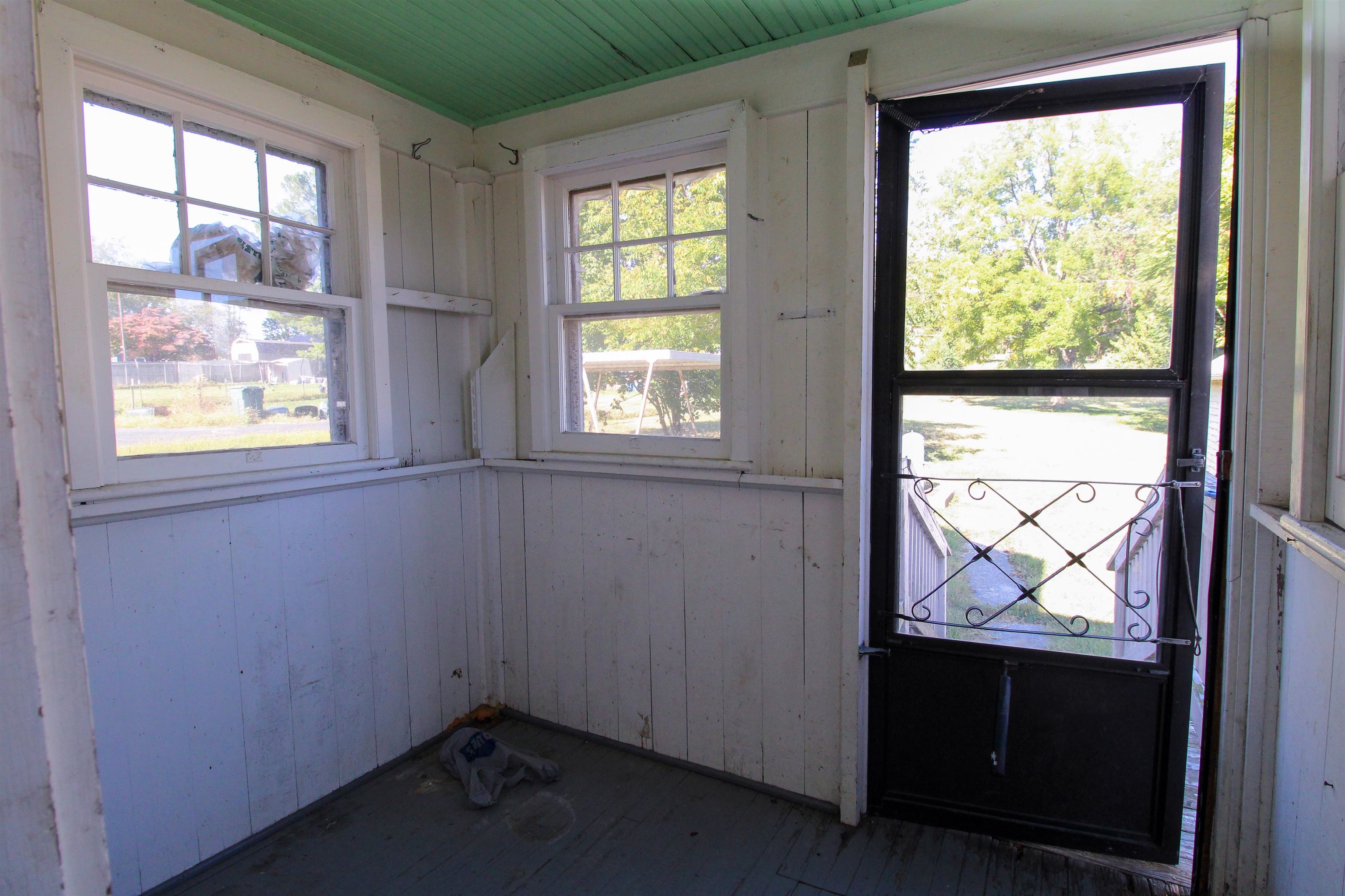 489 LEE JACKSON HWY, STAUNTON, Virginia 24401, 3 Bedrooms Bedrooms, ,1 BathroomBathrooms,Residential,489 LEE JACKSON HWY,669033 MLS # 669033