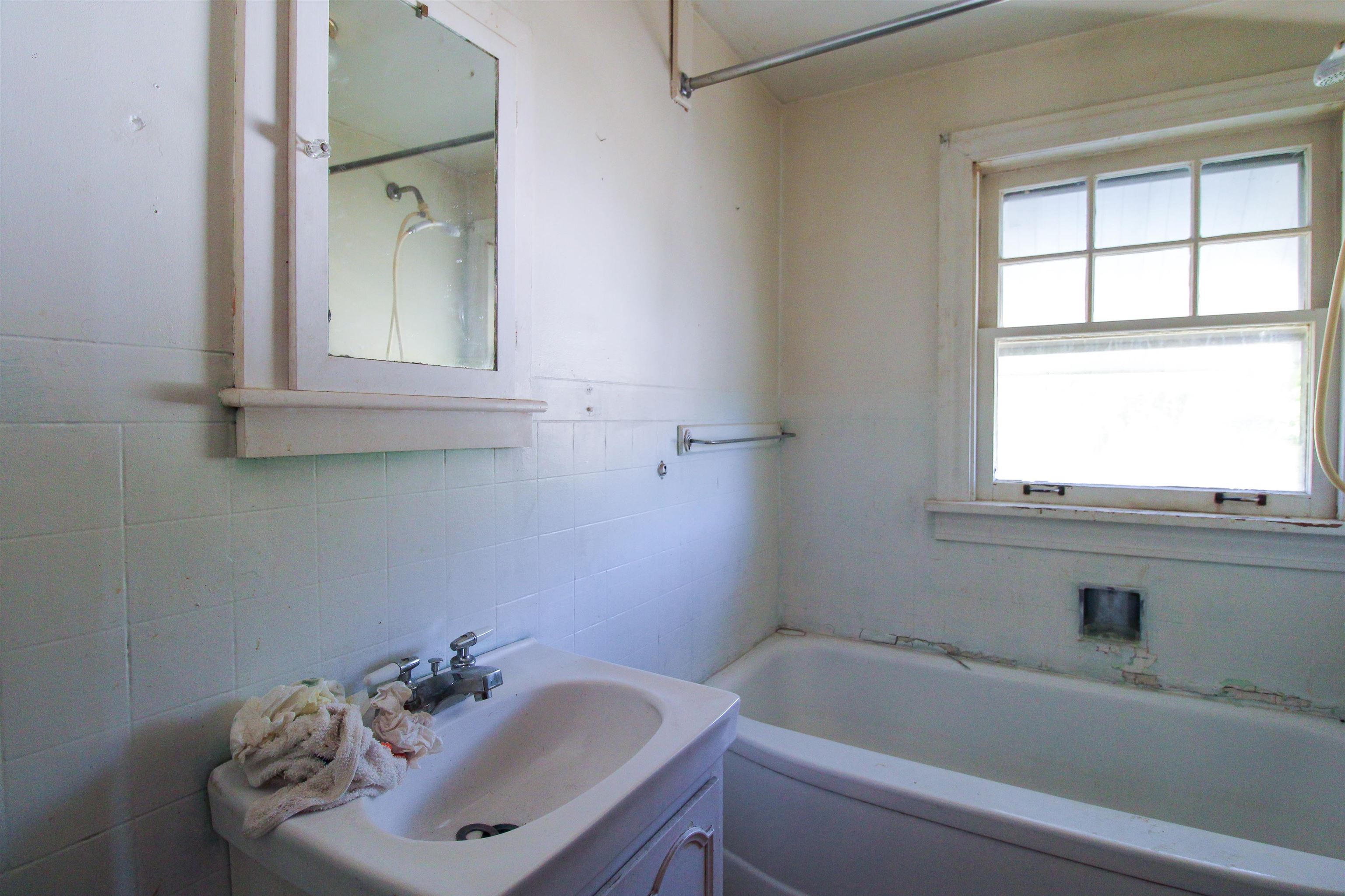 489 LEE JACKSON HWY, STAUNTON, Virginia 24401, 3 Bedrooms Bedrooms, ,1 BathroomBathrooms,Residential,489 LEE JACKSON HWY,669033 MLS # 669033