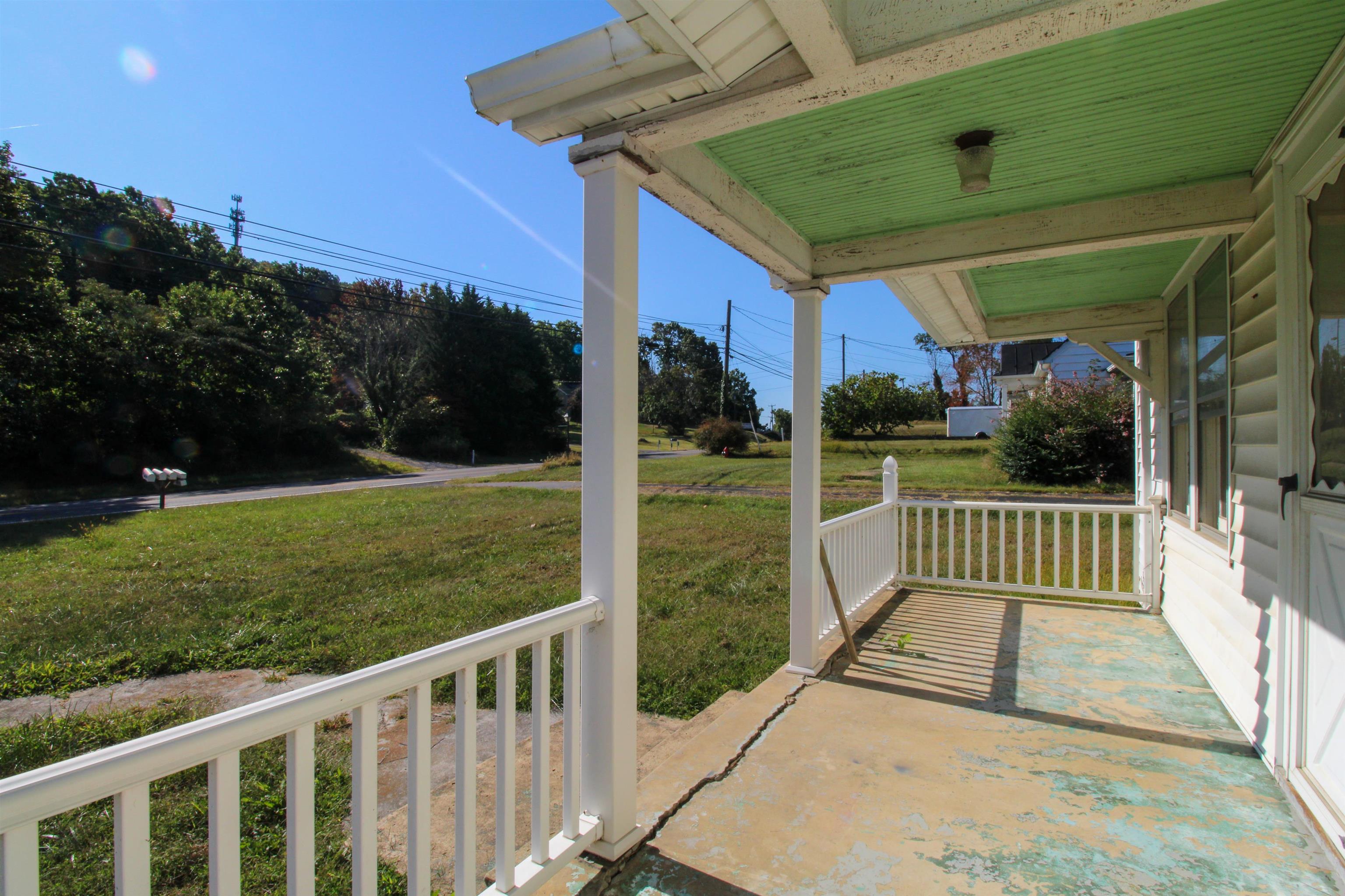 489 LEE JACKSON HWY, STAUNTON, Virginia 24401, 3 Bedrooms Bedrooms, ,1 BathroomBathrooms,Residential,489 LEE JACKSON HWY,669033 MLS # 669033