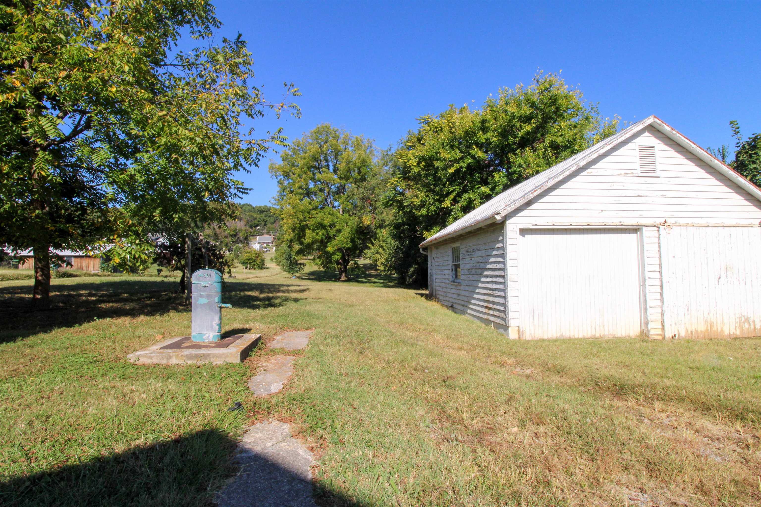 489 LEE JACKSON HWY, STAUNTON, Virginia 24401, 3 Bedrooms Bedrooms, ,1 BathroomBathrooms,Residential,489 LEE JACKSON HWY,669033 MLS # 669033