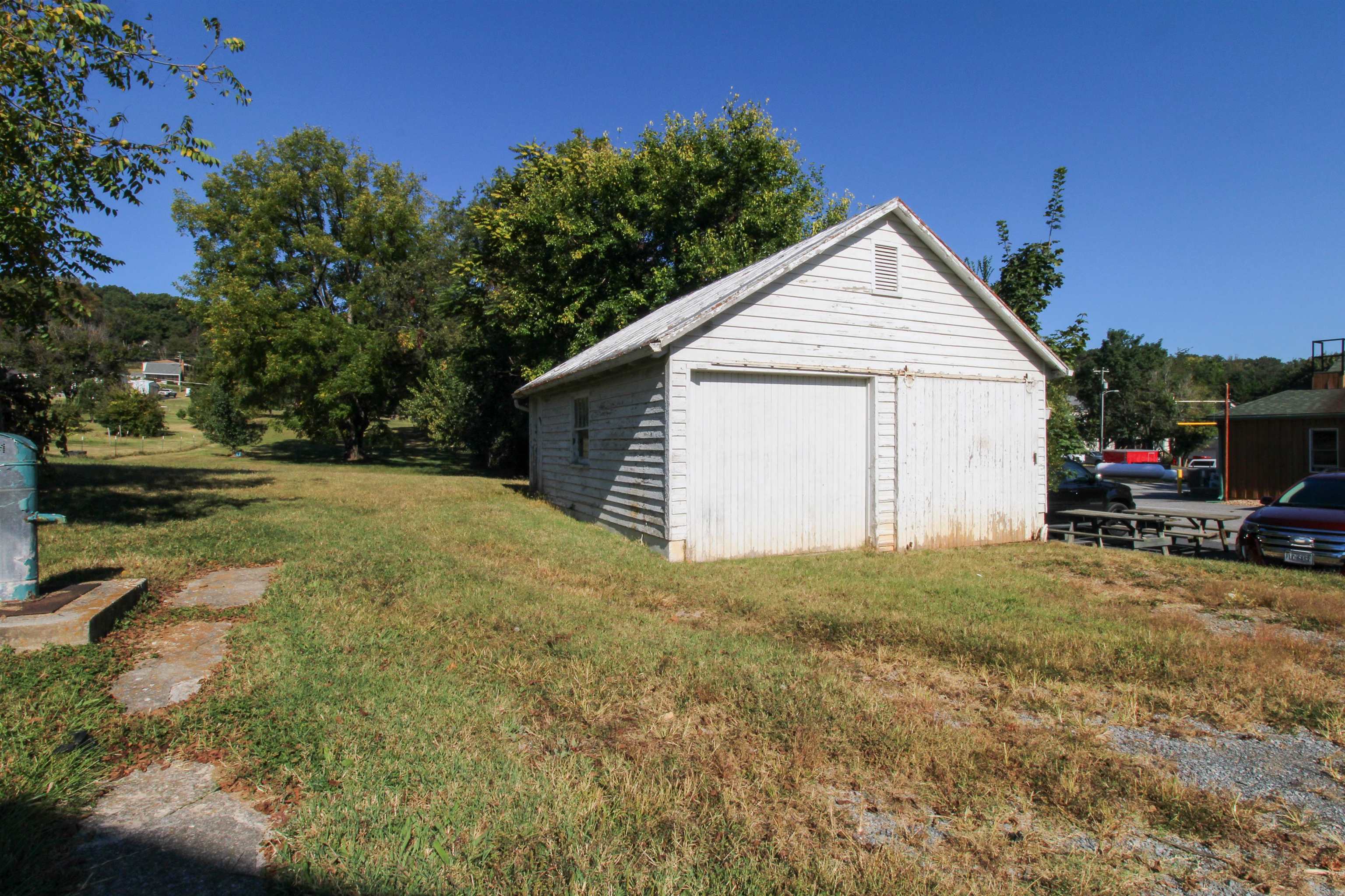 489 LEE JACKSON HWY, STAUNTON, Virginia 24401, 3 Bedrooms Bedrooms, ,1 BathroomBathrooms,Residential,489 LEE JACKSON HWY,669033 MLS # 669033
