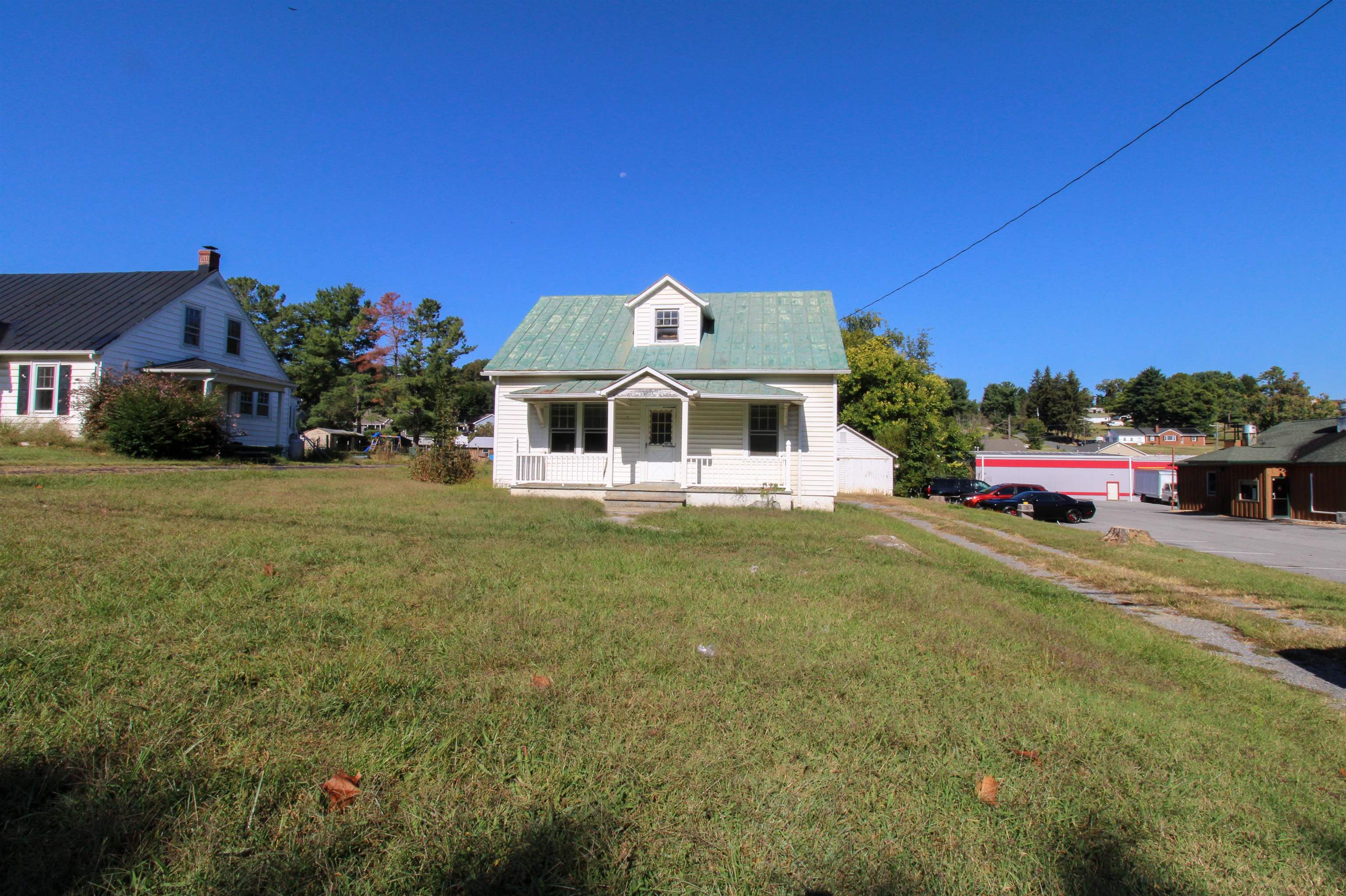 489 LEE JACKSON HWY, STAUNTON, Virginia 24401, 3 Bedrooms Bedrooms, ,1 BathroomBathrooms,Residential,489 LEE JACKSON HWY,669033 MLS # 669033