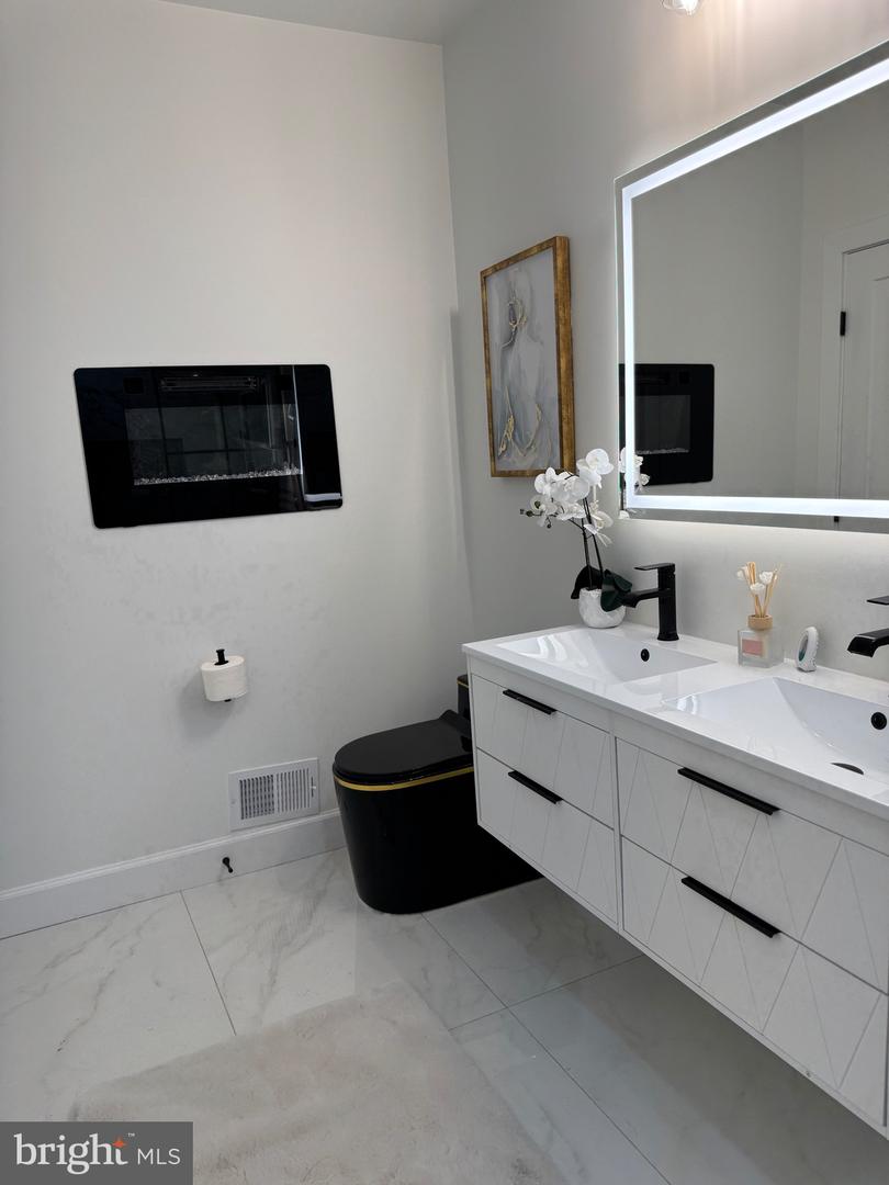 607 K ST NE, WASHINGTON, District Of Columbia 20002, 4 Bedrooms Bedrooms, ,3 BathroomsBathrooms,Residential,For sale,607 K ST NE,DCDC2216456 MLS # DCDC2216456