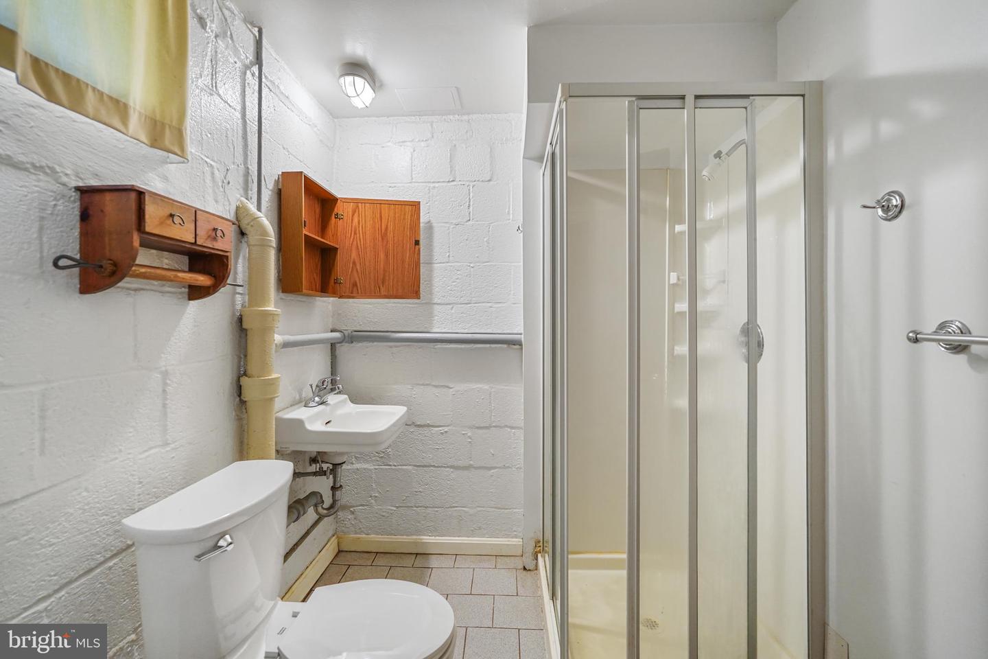 6436 MAPLEWOOD DR, FALLS CHURCH, Virginia 22041, 4 Bedrooms Bedrooms, ,2 BathroomsBathrooms,Residential,For sale,6436 MAPLEWOOD DR,VAFX2264190 MLS # VAFX2264190