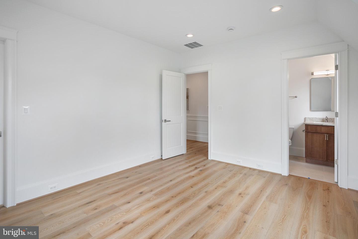 502 N JACKSON ST, ARLINGTON, Virginia 22201, 7 Bedrooms Bedrooms, 20 Rooms Rooms,7 BathroomsBathrooms,Residential,For sale,502 N JACKSON ST,VAAR2063292 MLS # VAAR2063292