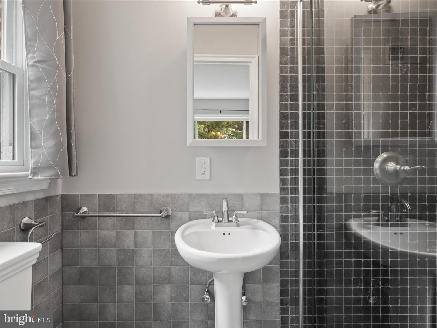 7533 HOLLINDALE, ALEXANDRIA, Virginia 22306, 4 Bedrooms Bedrooms, 7 Rooms Rooms,2 BathroomsBathrooms,Residential,For sale,7533 HOLLINDALE,VAFX2265580 MLS # VAFX2265580
