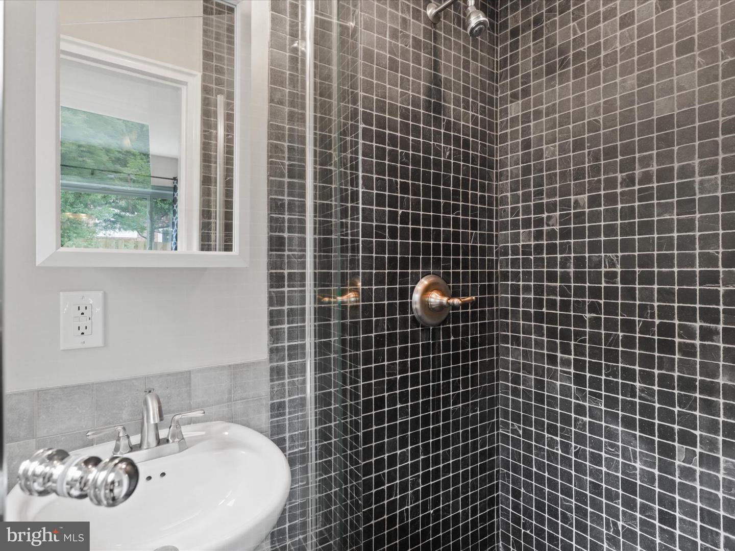 7533 HOLLINDALE, ALEXANDRIA, Virginia 22306, 4 Bedrooms Bedrooms, 7 Rooms Rooms,2 BathroomsBathrooms,Residential,For sale,7533 HOLLINDALE,VAFX2265580 MLS # VAFX2265580