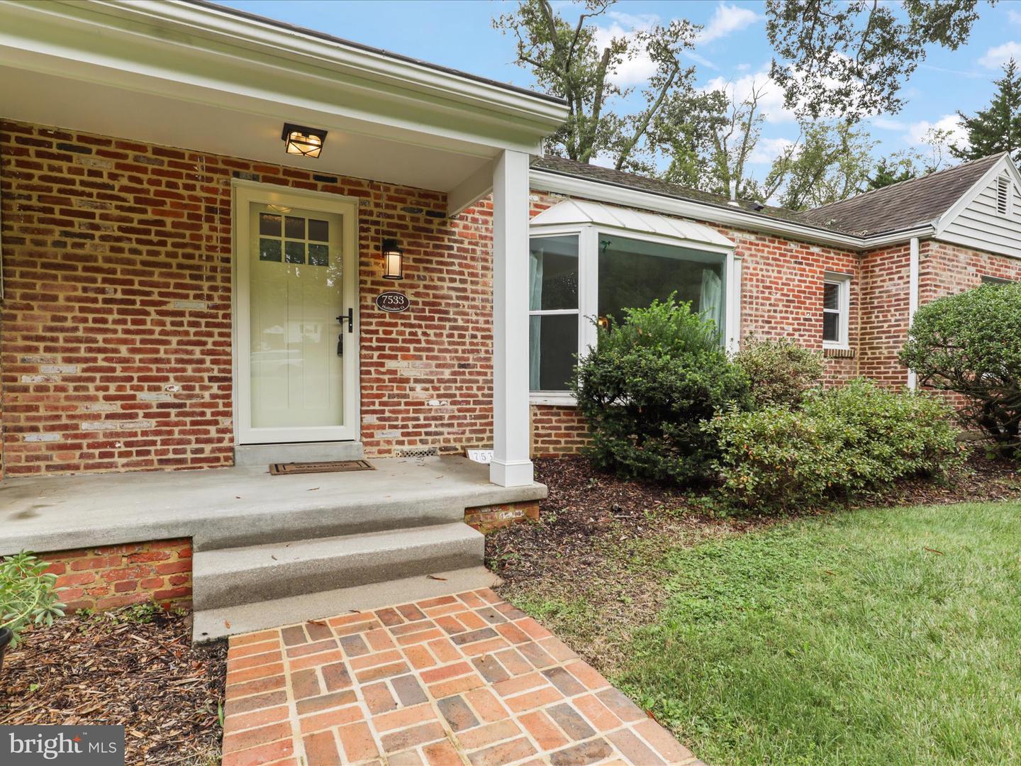 7533 HOLLINDALE, ALEXANDRIA, Virginia 22306, 4 Bedrooms Bedrooms, 7 Rooms Rooms,2 BathroomsBathrooms,Residential,For sale,7533 HOLLINDALE,VAFX2265580 MLS # VAFX2265580