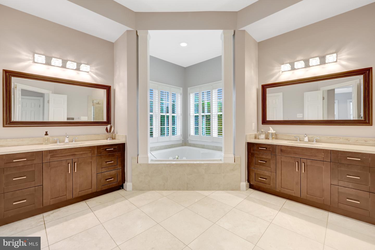 401 WALKER RD, GREAT FALLS, Virginia 22066, 4 Bedrooms Bedrooms, ,4 BathroomsBathrooms,Residential,For sale,401 WALKER RD,VAFX2265772 MLS # VAFX2265772