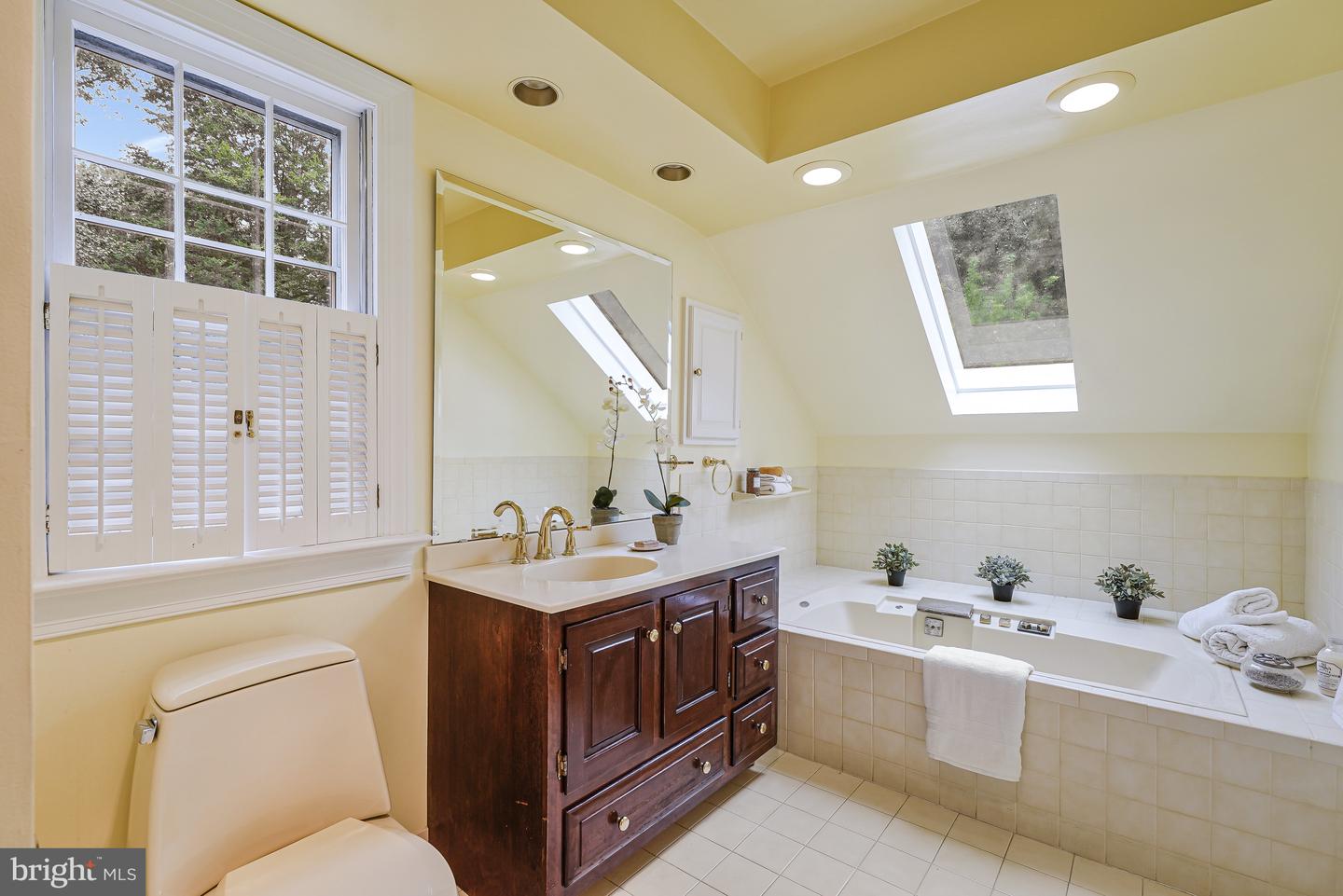 5308 HEXAGON PL, FAIRFAX, Virginia 22030, 5 Bedrooms Bedrooms, ,3 BathroomsBathrooms,Residential,For sale,5308 HEXAGON PL,VAFX2266052 MLS # VAFX2266052