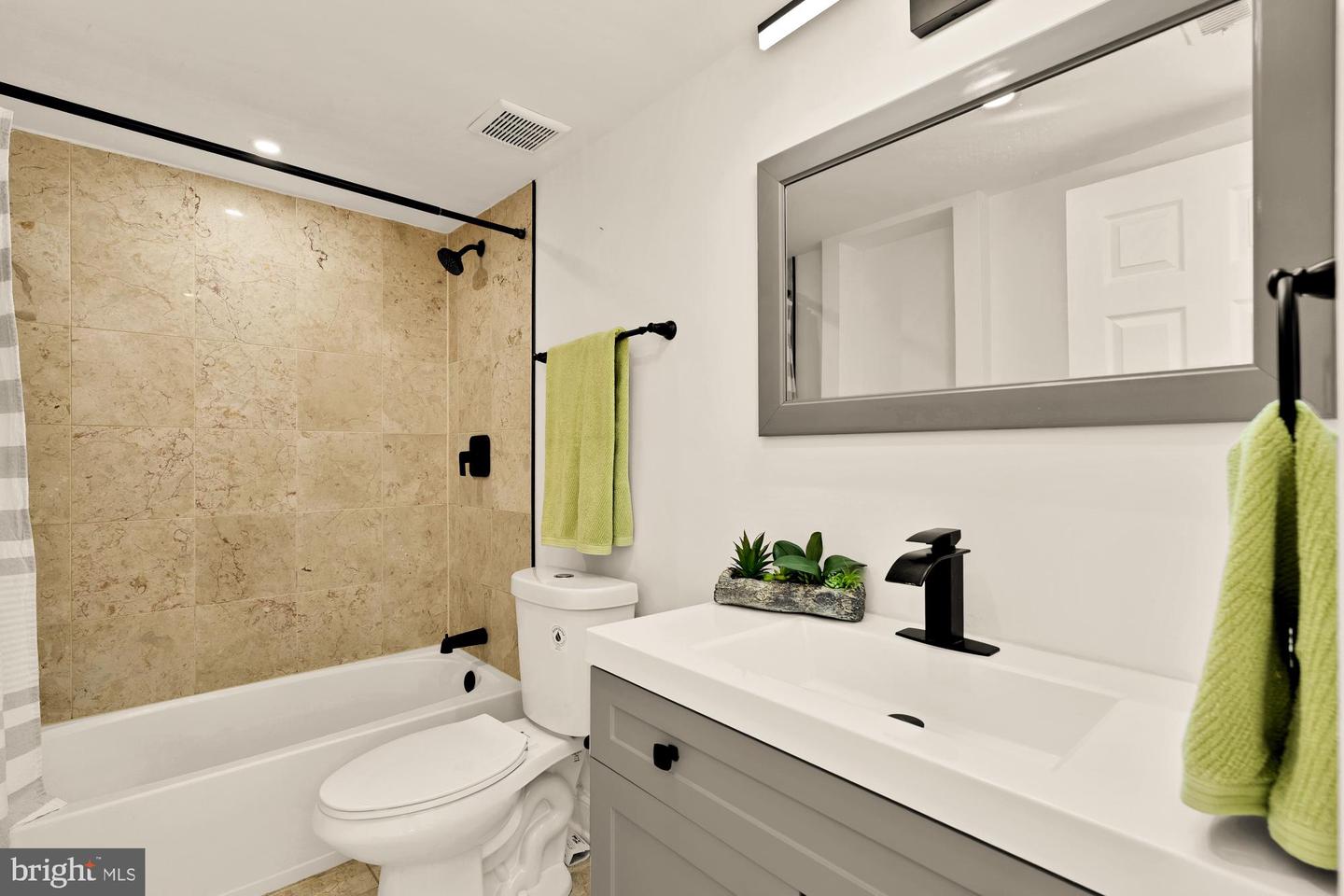 1125 12TH ST NW #31, WASHINGTON, District Of Columbia 20005, 1 Bedroom Bedrooms, 4 Rooms Rooms,1 BathroomBathrooms,Residential,For sale,1125 12TH ST NW #31,DCDC2221528 MLS # DCDC2221528