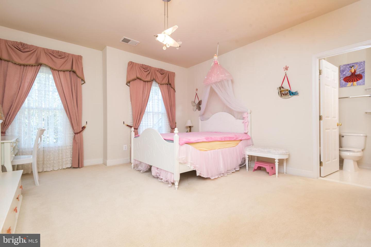 5331 CHAFFINS FARM CT, HAYMARKET, Virginia 20169, 6 Bedrooms Bedrooms, ,6 BathroomsBathrooms,Residential,For sale,5331 CHAFFINS FARM CT,VAPW2103830 MLS # VAPW2103830