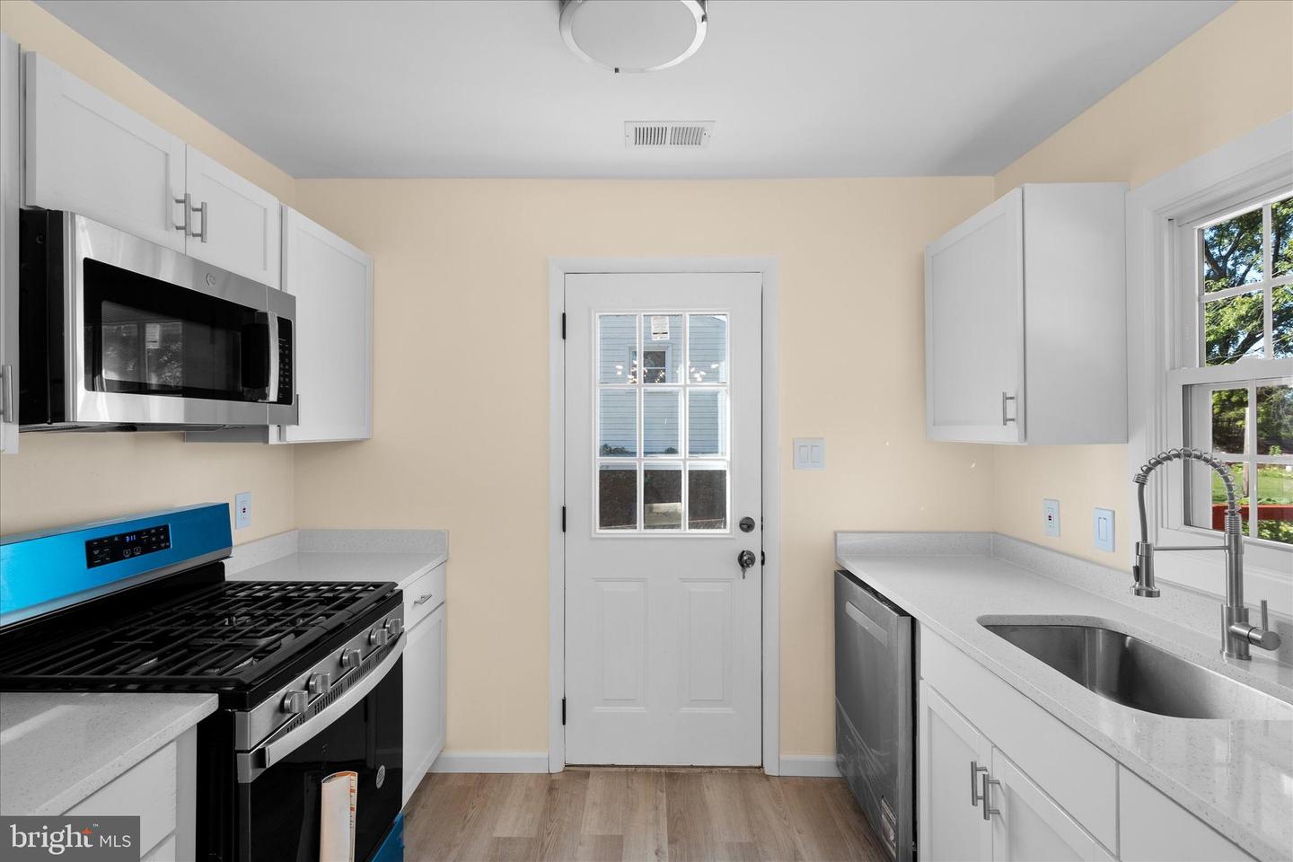 14220 FALLBROOK LN, WOODBRIDGE, Virginia 22193, 4 Bedrooms Bedrooms, 6 Rooms Rooms,2 BathroomsBathrooms,Residential,For sale,14220 FALLBROOK LN,VAPW2103842 MLS # VAPW2103842