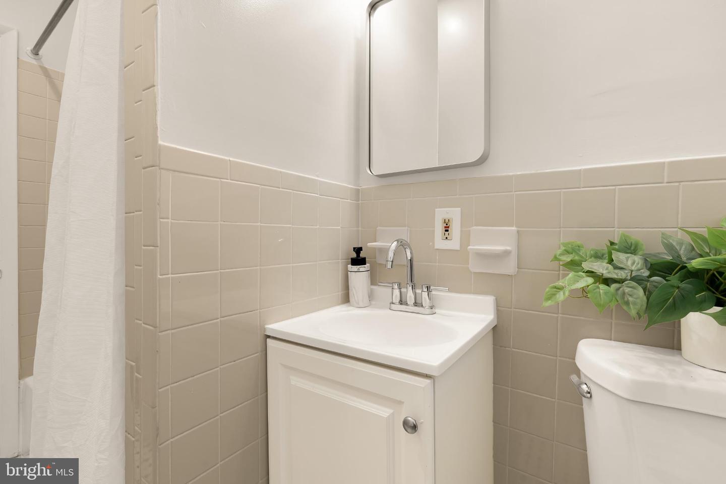 31 FLORIDA AVE NE, WASHINGTON, District Of Columbia 20002, 4 Bedrooms Bedrooms, ,2 BathroomsBathrooms,Residential,For sale,31 FLORIDA AVE NE,DCDC2222158 MLS # DCDC2222158