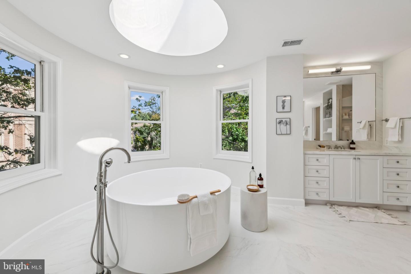 4730 FOXHALL CRES NW, WASHINGTON, District Of Columbia 20007, 4 Bedrooms Bedrooms, ,4 BathroomsBathrooms,Residential,For sale,4730 FOXHALL CRES NW,DCDC2222324 MLS # DCDC2222324