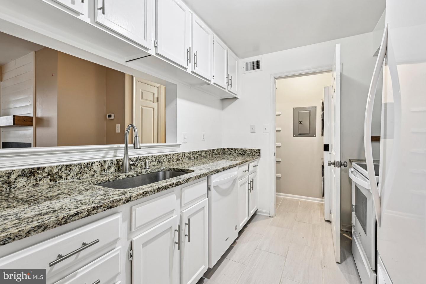 5707 OLDE MILL CT #111, ALEXANDRIA, Virginia 22309, 2 Bedrooms Bedrooms, ,2 BathroomsBathrooms,Residential,For sale,5707 OLDE MILL CT #111,VAFX2267246 MLS # VAFX2267246